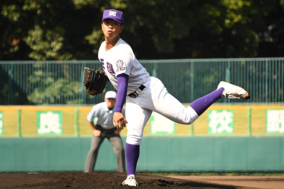 先発し力投する、天理・橋本桜佑投手