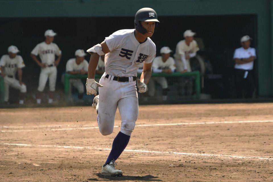 ４回、安打を放ち一塁へ激走する天理・関村偉千陽