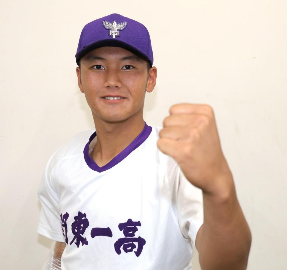 ６回、完封勝利で決勝進出し、笑顔を見せる関東第一・高橋友朔（撮影・西岡正）