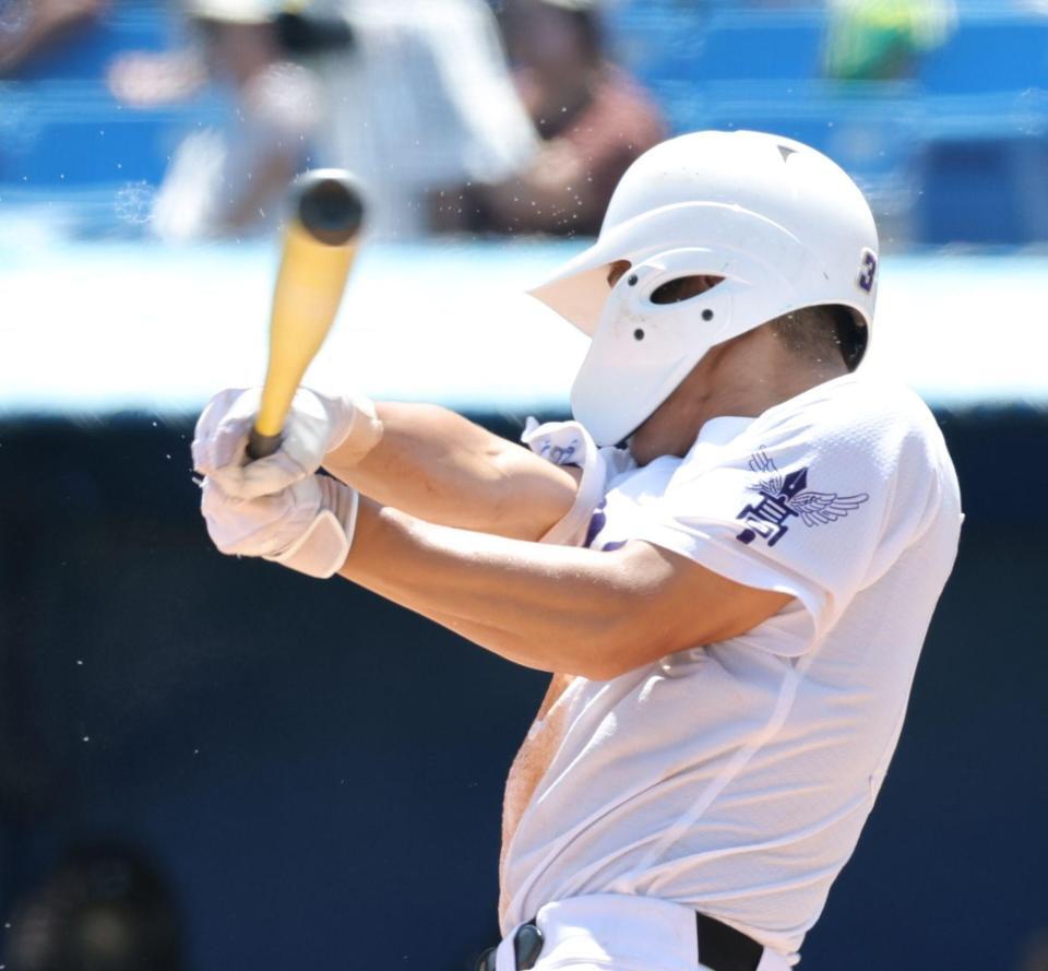 ７回、右前にサヨナラ勝ちとなる右前打を放つ関東第一・栗林舜（撮影・西岡正）