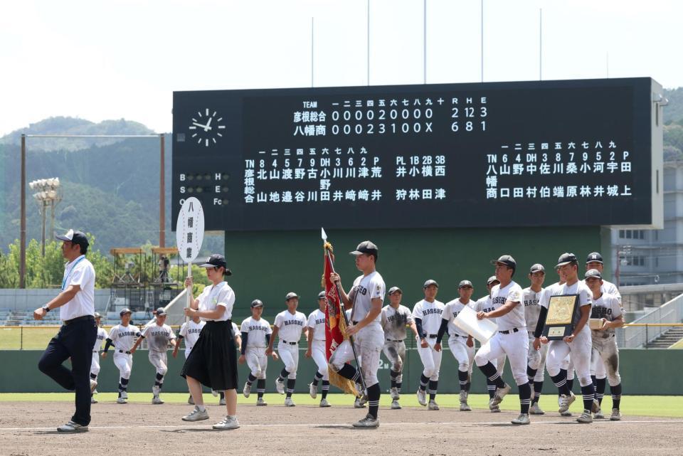 １５年ぶり８度目の甲子園出場を決めた八幡商ナイン（撮影・中田匡峻）