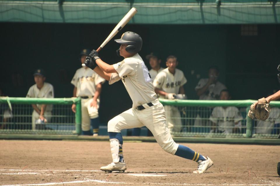 ４回、７点目となる適時打を放つ奈良大付・角田雄星