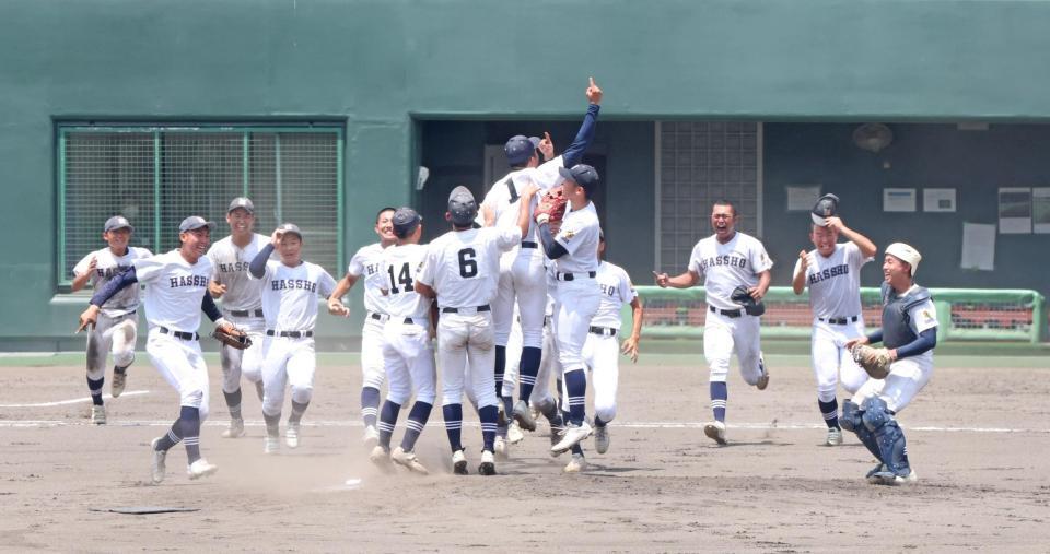 １５年ぶり８度目の甲子園出場を決め、歓喜に沸く八幡商ナイン（撮影・中田匡峻）