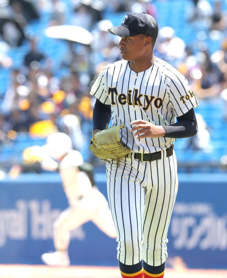 １回、岡野大陽に先制三塁打を浴びる帝京・仁礼パスカルジュニア（撮影・西岡正）