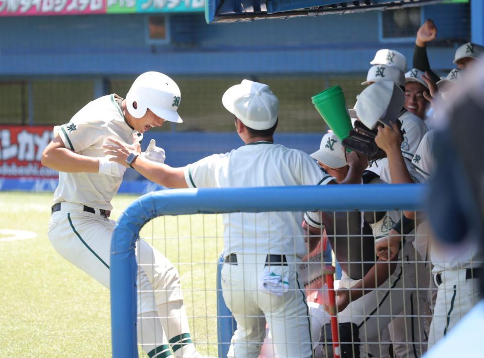 ３回、ソロを放ち、ナインに祝福される二松学舎大付・佐南健生（撮影・西岡正）
