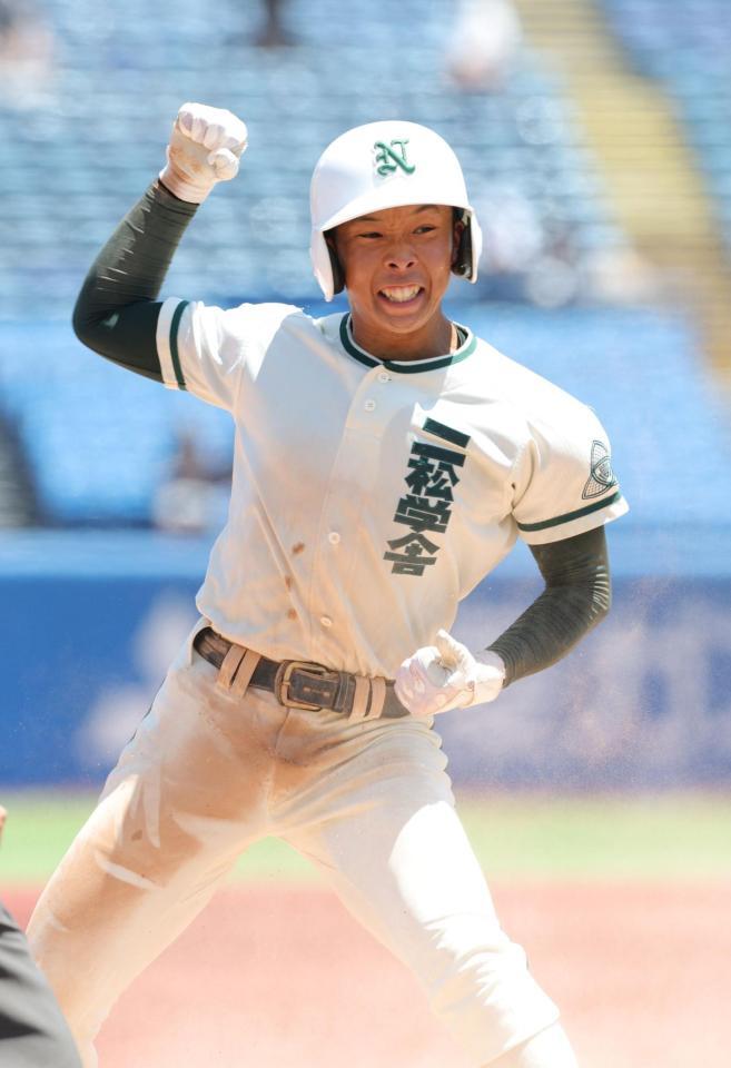 １回、先制三塁打を放ち、ガッツポーズの二松学舎大付・岡野大陽（撮影・西岡正）
