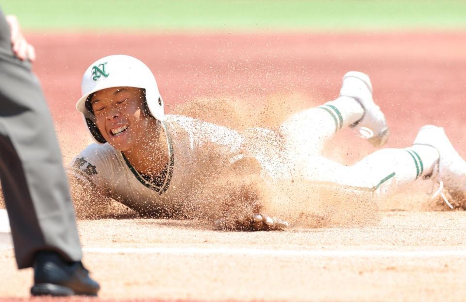 １回、先制三塁打を放ち、ヘッドスライディングする二松学舎大付・岡野大陽（撮影・西岡正）