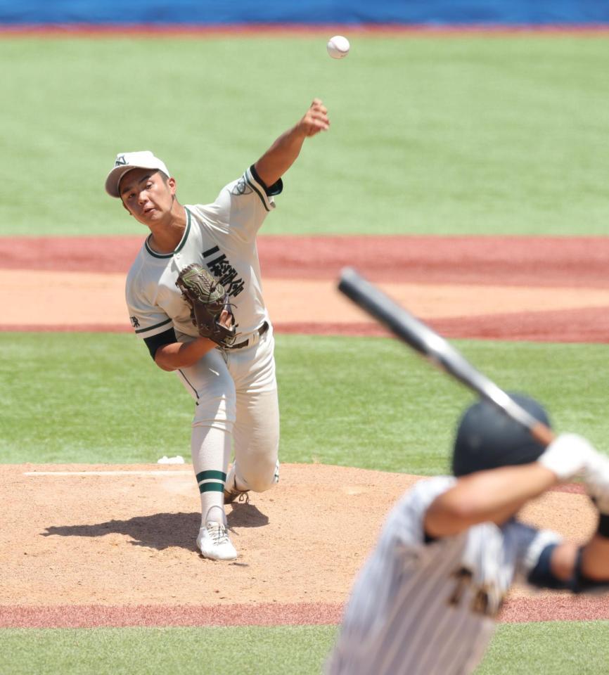 帝京打線を相手に力投する二松学舎大付・川島連十（撮影・西岡正）