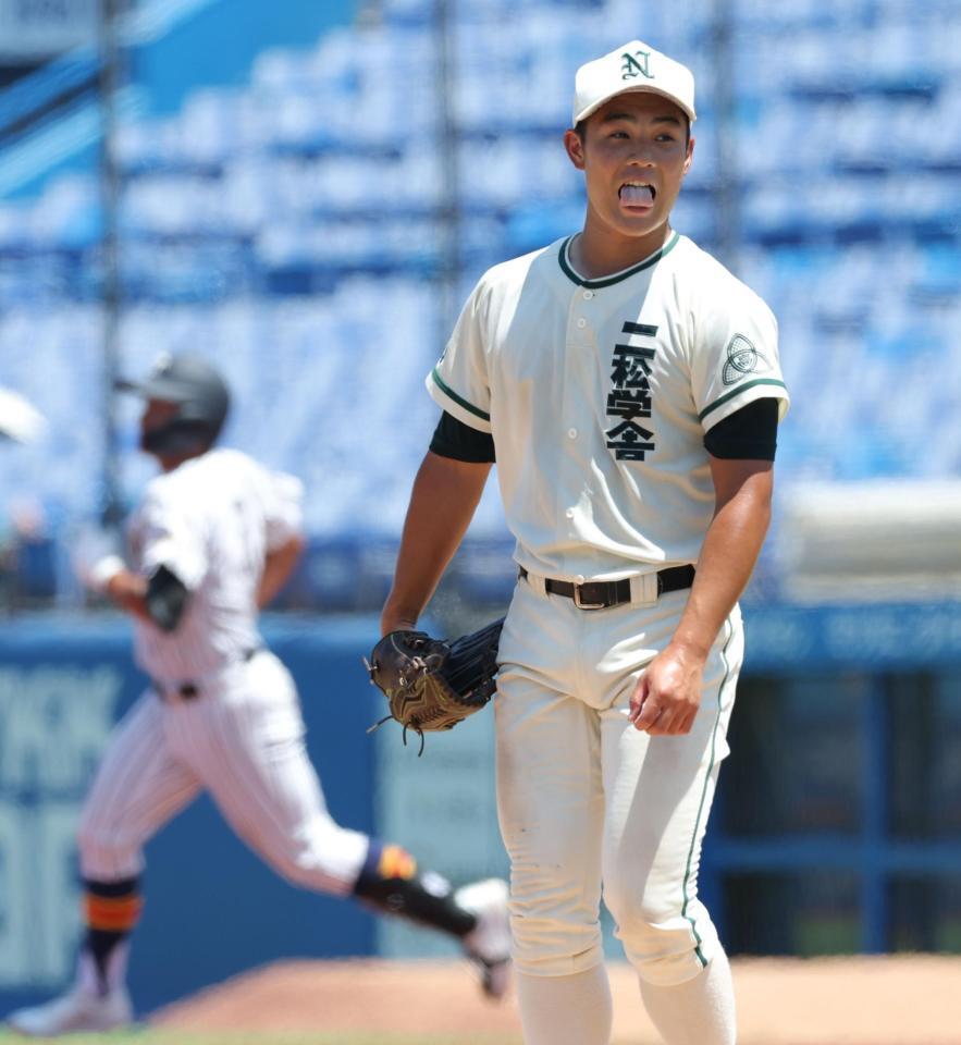 ４回、蔦原悠太に２ランを浴び、思わず舌を出す二松学舎大付・川島連十（撮影・西岡正）
