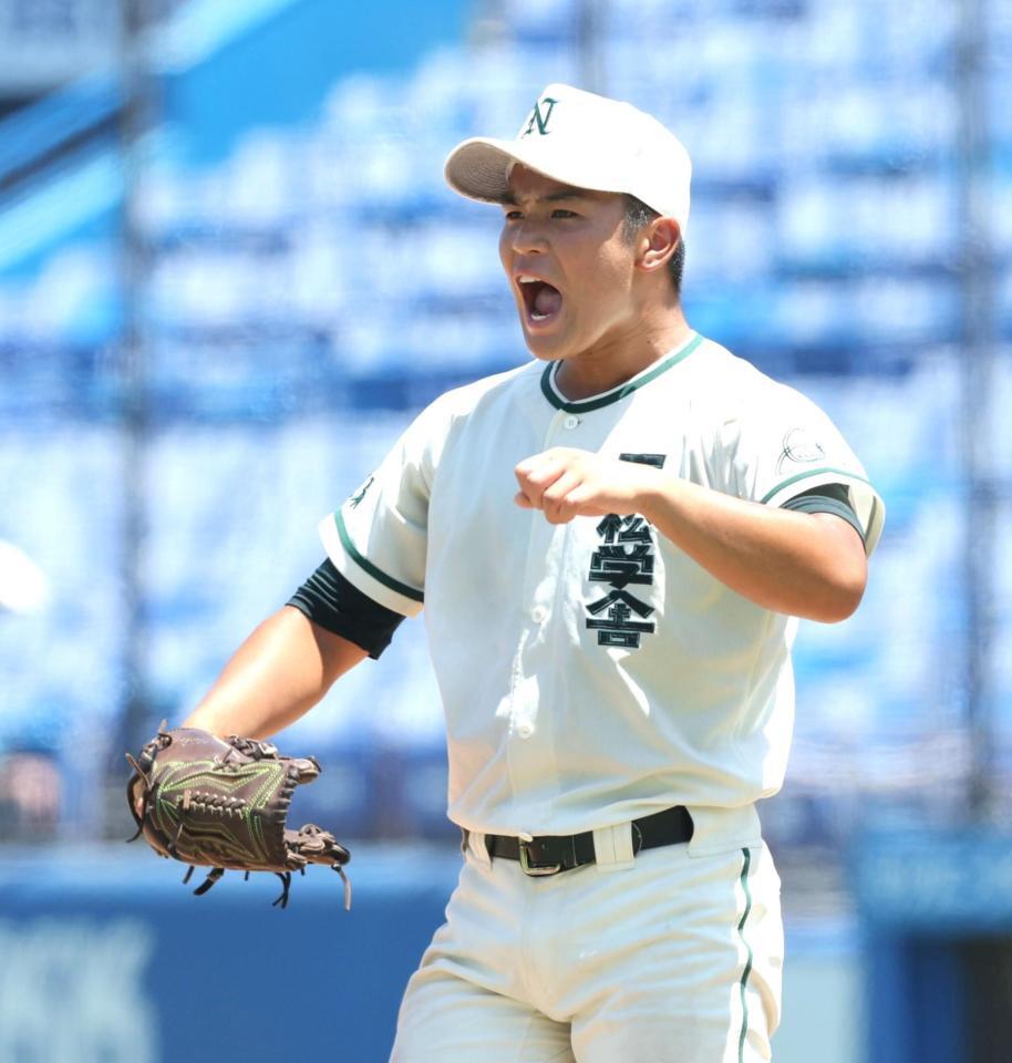三回、池田大和の三直で声を上げる二松学舎大付・川島連十（撮影・西岡正）