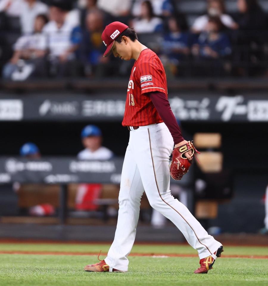 ７回、同点を許し、がっくりする荘司（撮影・中島達哉）