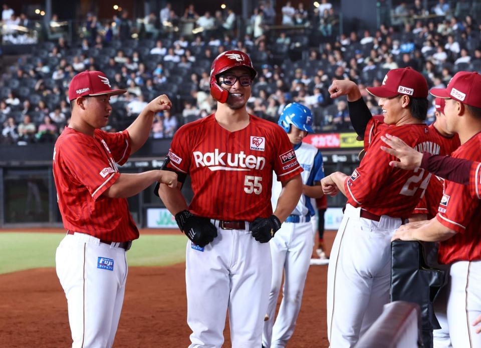 ４回、勝ち越しソロを放ち、ナインとポーズを決める楽天・ＹＧ安田（中央）＝撮影・中島達哉