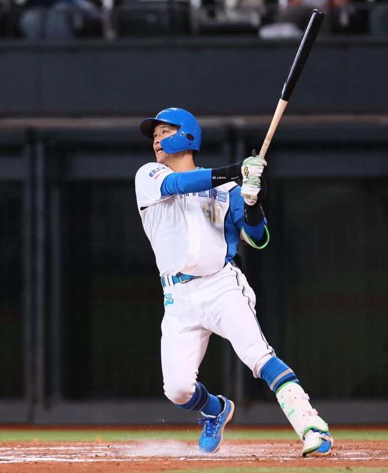 ７回、同点犠飛を放つ代打・奈良間（撮影・中島達哉）