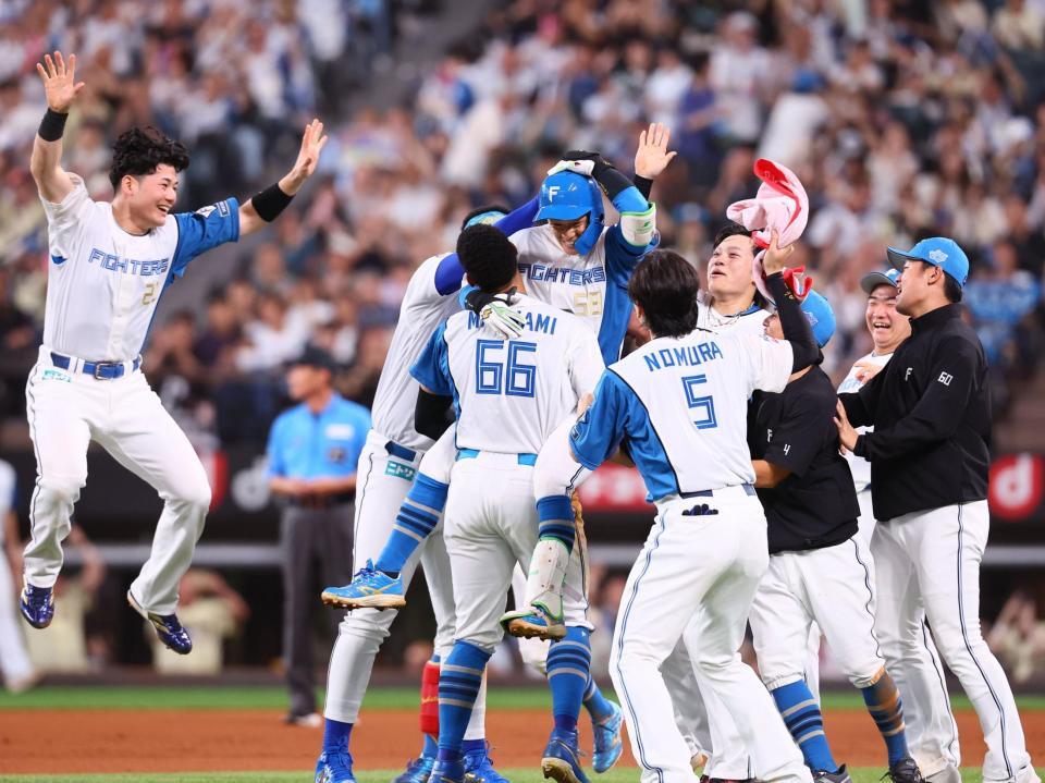 ９回、サヨナラ打を放ち、ナインから手荒く祝福される奈良間（中央）＝撮影・中島達哉