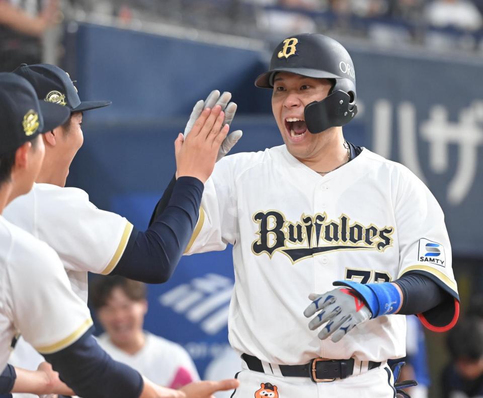 ７回、勝ち越しソロを放ち雄たけびを上げる福永（撮影・高部洋祐）