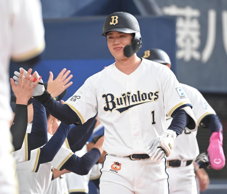１回、２ランを放ち、ナインとタッチを交わす太田（撮影・高部洋祐）