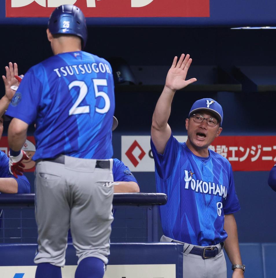 ２回、先制ソロを放った筒香を迎える相川監督　