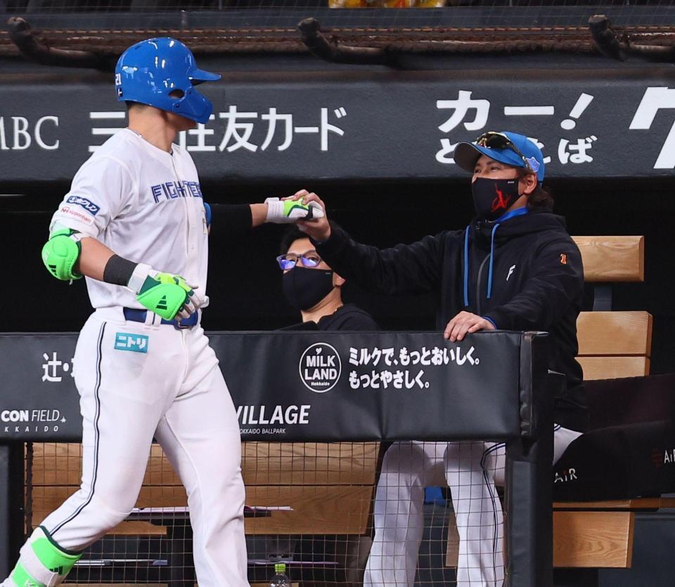 ８回、同点犠飛を放った清宮幸（左）を迎える新庄監督（撮影・中島達哉）