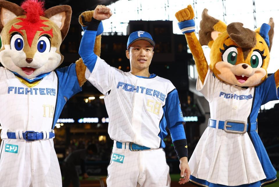 ガッツポーズで記念撮影に応じる奈良間（撮影・中島達哉）
