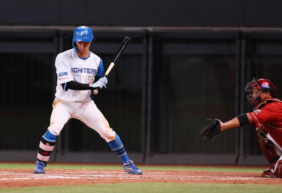 ９回、四球を選ぶ細川（撮影・中島達哉）