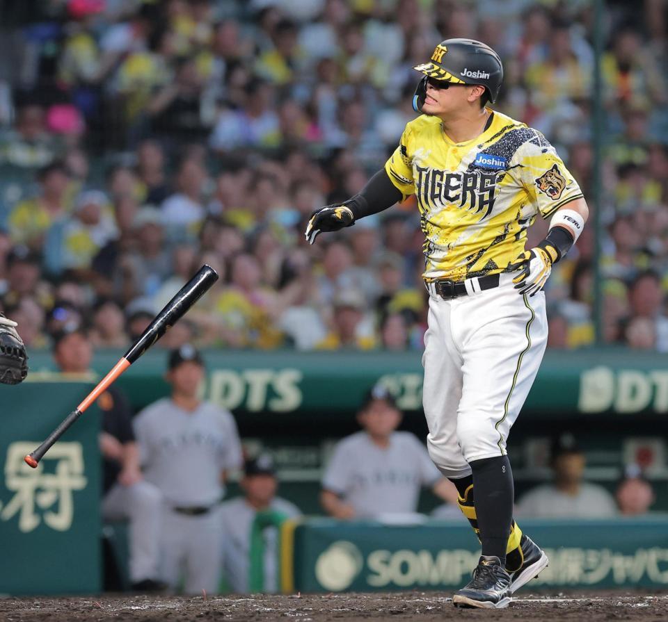 ３回、死球を受ける佐藤輝（撮影・西田忠信）