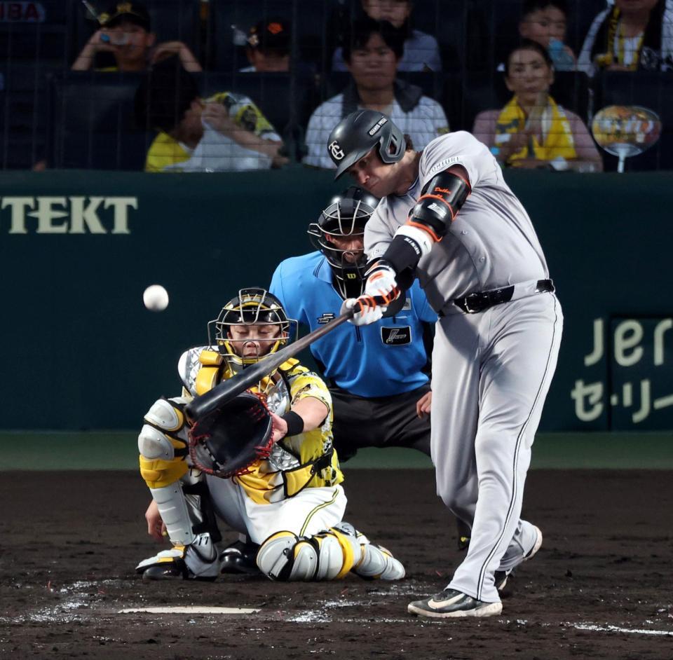 ４回、中越えに同点ソロを放つダルベック（撮影・山口登）