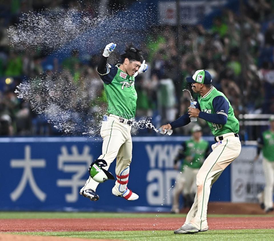 １０回、サヨナラの右犠飛を放ちウォーターシャワーを浴びる古賀（撮影・開出牧）