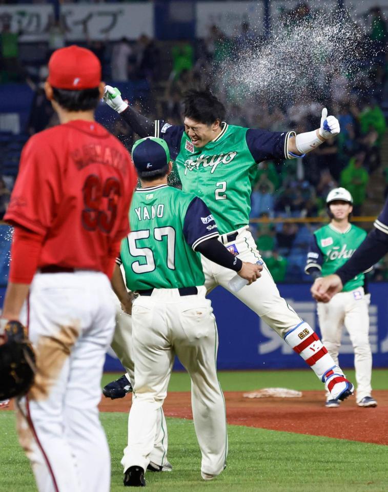 １０回、サヨナラの右犠飛を放ち、祝福を受ける古賀（２）