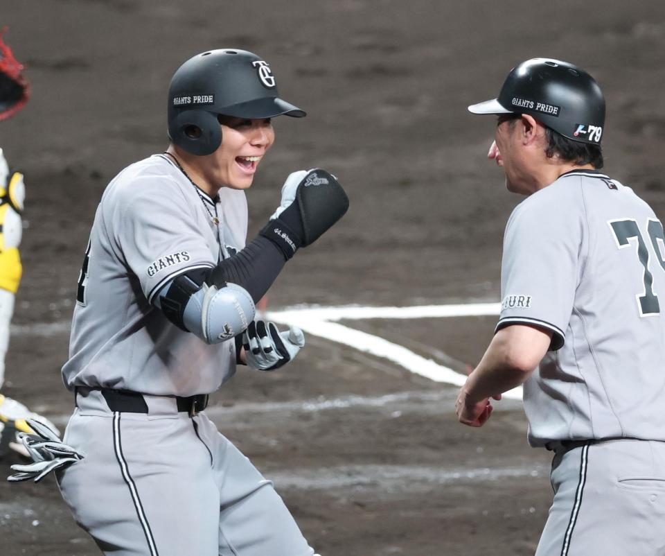 ６回、ソロを放って生還し笑顔を見せる佐々木（撮影・立川洋一郎）