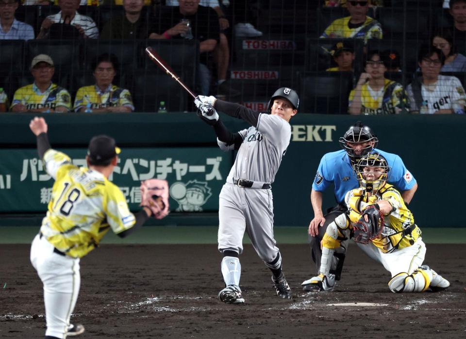 ４回、右越えに勝ち越し適時二塁打を放つ佐々木（撮影・山口登）