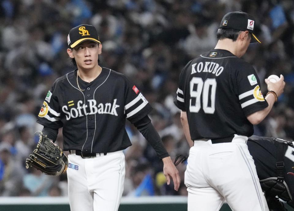 　６回途中、降板する大津。右は小久保監督