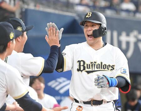 　７回、勝ち越しソロを放ち、雄たけびを上げる福永（撮影・高部洋祐）