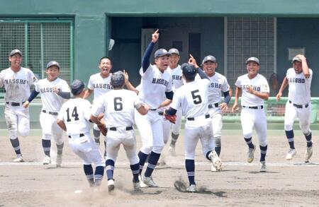　甲子園出場を決め、歓喜する八幡商ナイン（撮影・中田匡峻）