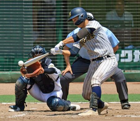 ７回、大塚が中前適時打を放ち、２-１と勝ち越す