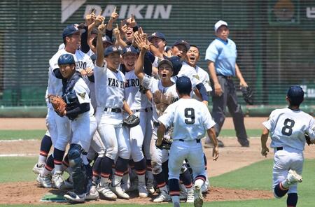 ３年ぶり３回目の優勝を決め、喜び合う社ナイン