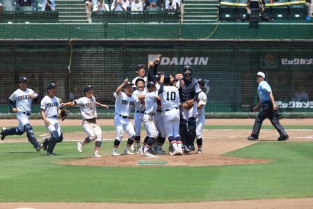 ３年ぶり３回目の優勝を決めた社の選手たち
