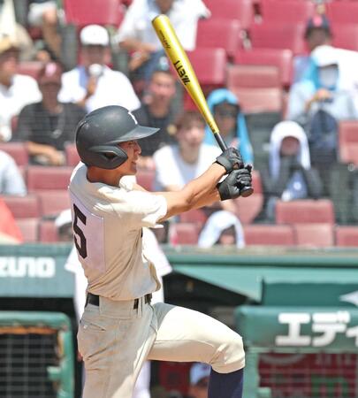 ４回、逆転となる３ランを放つ広島商・谷浦和馬＝マツダ（撮影・北村雅宏）
