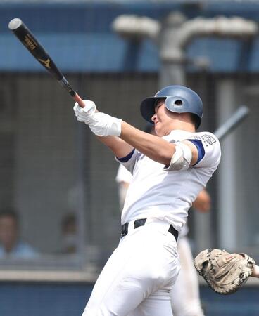 ４回、２点適時二塁打を放ち履正社・辻竜乃介（撮影・中田匡峻）