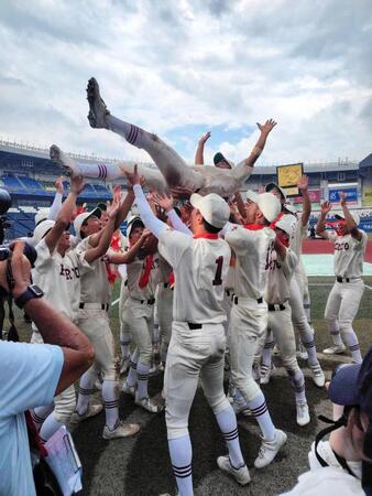 閉会式後、監督を胴上げする拓大紅陵ナイン
