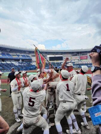 閉会式後、監督を胴上げする拓大紅陵ナイン