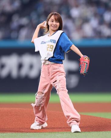 ファーストピッチセレモニーで投球する鈴木亜美（撮影・中島達哉）