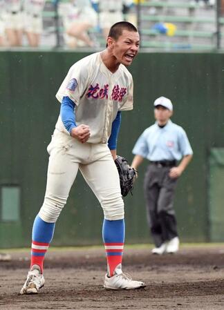 ３失点完投で夏の甲子園出場を決め、雄叫びを上げる花咲徳栄・黒川（撮影・佐藤厚）