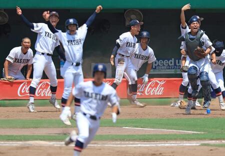 ６回、山口の適時二塁打で同点とし、喜びに沸く社ベンチ