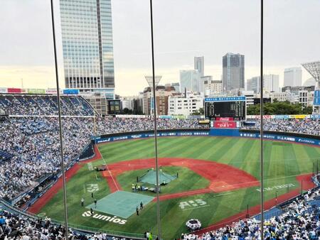 マウンドとホームにシートが敷かれる横浜スタジアム