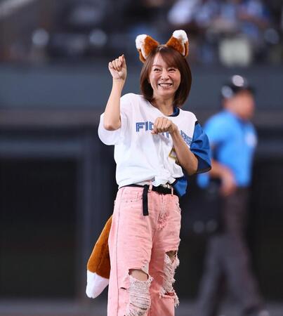 きつねダンスを踊る鈴木亜美（撮影・中島達哉）