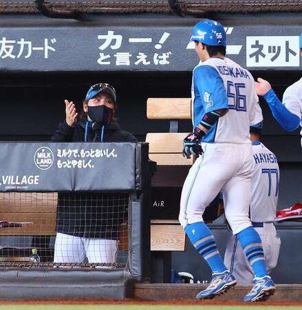 ５回、清宮幸の適時二塁打で生還した細川（右）を迎える新庄監督（撮影・中島達哉）
