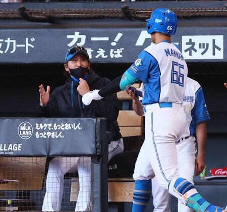 ７回、ソロを放った万波（６６）を迎える新庄監督（撮影・中島達哉）