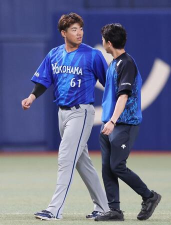 ８回、トレーナーに付き添われベンチへ戻る蝦名