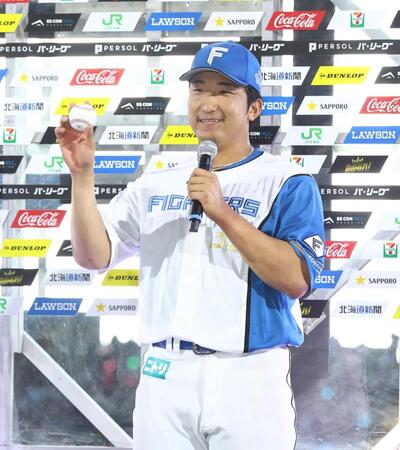 プロ初本塁打の記念球をお立ち台で見せる有薗（撮影・中島達哉）