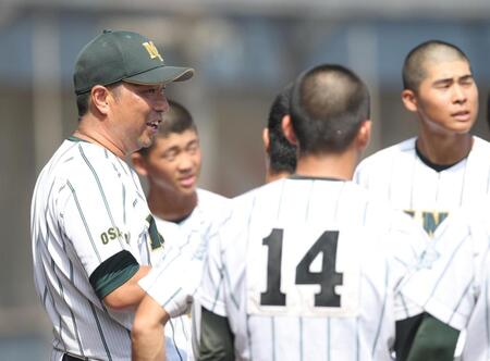 ５回裏の攻撃前にナインへ指示を出す箕面学園・山田文博監督（左）＝撮影・中田匡峻